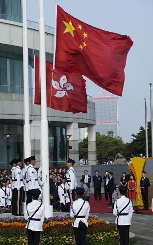 10月1日,香港特別行政區(qū)政府在金紫荊廣場舉行隆重的升旗儀式,慶祝中華人民共和國成立64周年。 新華社記者 呂小煒 攝
