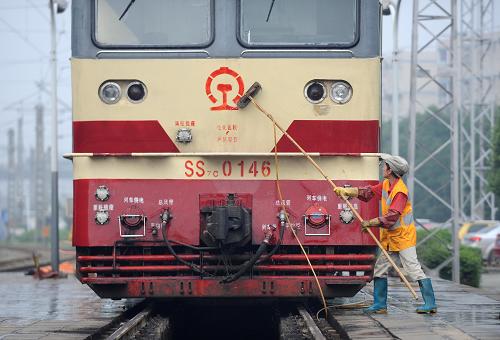 10月3日,在成都鐵路局成都機務(wù)段成都整備車間,工作人員在清洗機車。新華社記者薛玉斌攝