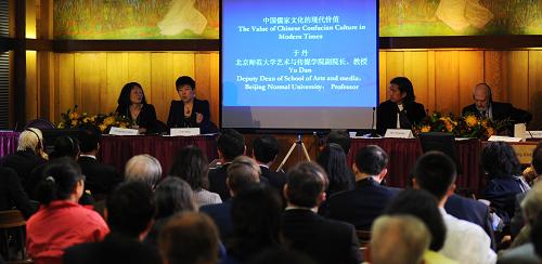 10月15日,在美國(guó)加利福尼亞大學(xué)伯克利分校,中美兩國(guó)專家學(xué)者在“中美文化論壇”上進(jìn)行討論。 當(dāng)日,為期兩天的第二屆“中美文化論壇”在美國(guó)加利福尼亞大學(xué)伯克利分校開(kāi)幕。論壇舉行期間,中美雙方30余名專家、學(xué)者和藝術(shù)家將就中美文化比較、中美文化交流等議題進(jìn)行學(xué)術(shù)研討。本屆“中美文化論壇”由中國(guó)文化部和美國(guó)國(guó)家人文基金會(huì)共同主辦。中國(guó)文化部副部長(zhǎng)王文章、美國(guó)國(guó)家人文基金會(huì)主席詹姆斯·利奇出席論壇開(kāi)幕式并致辭。 新華社發(fā)(劉藝霖?cái)z)