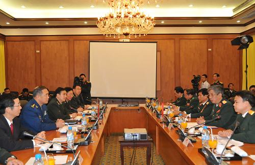 中越國防部第四次防務(wù)安全磋商在河內(nèi)舉行 11月27日,在越南河內(nèi),中國人民解放軍副總參謀長馬曉天上將(左二)與越南國防部副部長阮志詠中將(右二)共同主持中越國防部第四次防務(wù)安全磋商。 中越國防部第四次防務(wù)安全磋商27日上午在河內(nèi)舉行。雙方就地區(qū)安全、兩國兩軍關(guān)系及其他共同關(guān)心的問題深入交換了意見。 新華社記者李勍攝