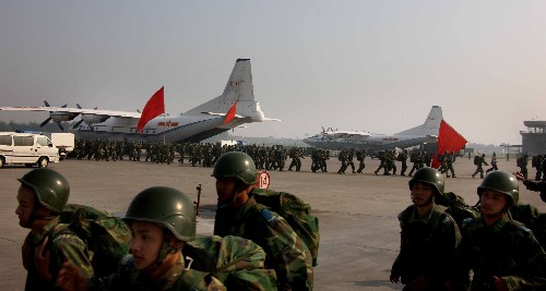 5月13日晨,空軍空降兵某部4500余名官兵在開封某機(jī)場登機(jī),奔赴汶川地震重災(zāi)區(qū)參加搶險(xiǎn)救援工作。 新華社記者 李剛 攝