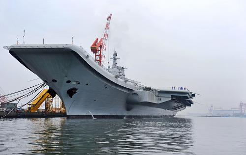 8月10日,中國(guó)航母平臺(tái)進(jìn)行出海航行試驗(yàn)。按照試驗(yàn)計(jì)劃,首次出海試驗(yàn)時(shí)間不會(huì)太長(zhǎng),返回后將繼續(xù)在船廠進(jìn)行改裝和測(cè)試工作。圖為拍攝于大連的中國(guó)航母平臺(tái)。(資料照片)新華社發(fā)