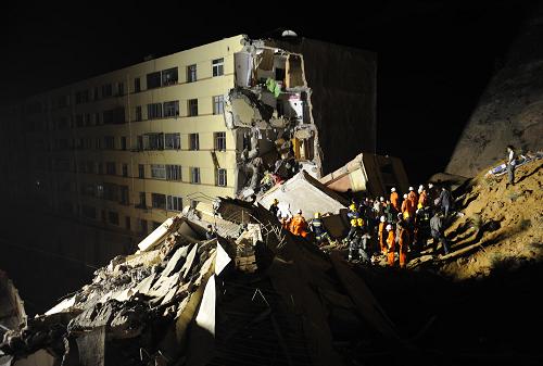 5月16日深夜,救援人員在甘肅省蘭州市九洲開發(fā)區(qū)一住宅小區(qū)附近的山體滑坡現(xiàn)場搜救。當(dāng)日,這里發(fā)生山體滑坡導(dǎo)致該小區(qū)一住宅樓兩個單元在當(dāng)天20時50分左右垮塌,另有一個單元部分垮塌。截至記者發(fā)稿時,救援人員已經(jīng)搶救出一名頭部受傷的居民。 新華社記者韓傳號攝