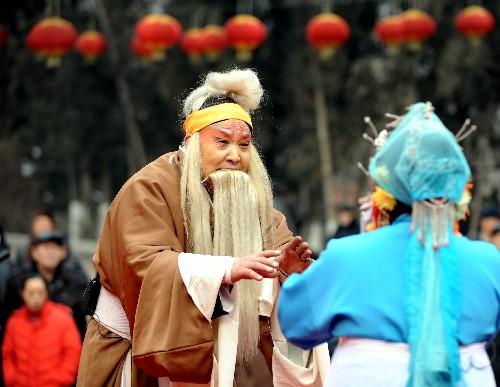蘭州:為市民提供“文化大餐” 2月10日,蘭州市隴原劇社演員在表演秦腔。 春節(jié)期間,蘭州市政府為群眾組織文化廟會(huì),通過戲劇演出、設(shè)立流動(dòng)電影放映棚、舉辦猜字謎等活動(dòng),為群眾提供豐富的文化大餐。 新華社記者 聶建江 攝