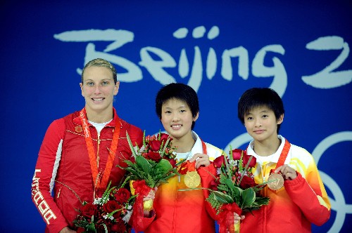 8月21日,中國選手陳若琳(中)、加拿大選手埃米莉·海曼斯(左)和中國選手王鑫在女子10米跳臺頒獎儀式上,她們分別獲得這個(gè)項(xiàng)目的金銀銅牌。當(dāng)日,北京奧運(yùn)會跳水比賽在國家游泳中心——“水立方”繼續(xù)進(jìn)行。 新華社記者趙鵬攝