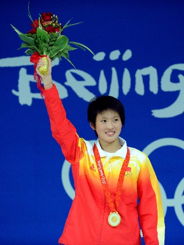 8月21日,中國選手陳若琳在女子10米跳臺頒獎儀式上。新華社記者趙鵬攝
