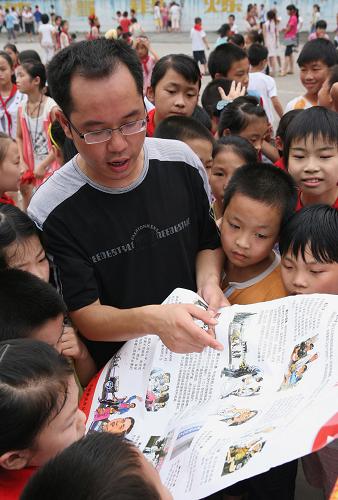 6月25日上午,四川華鎣市的法律工作者在雙河第二小學(xué)給學(xué)生們宣講“依法禁毒”知識(shí)。在“6·26”國(guó)際禁毒日前夕,全國(guó)各地相關(guān)部門通過(guò)多種形式向社會(huì)各界群眾宣傳禁毒知識(shí),進(jìn)一步提高全民識(shí)毒、防毒、拒毒和禁毒意識(shí)。新華社發(fā)(邱海鷹 攝)