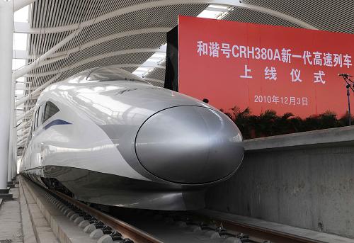 12月3日,將進行綜合試驗的“和諧號”CRH380A新一代高速動車組停在京滬高鐵徐州東站站臺。當日上午11時左右,中國新一代高速動車組將在京滬高鐵先導段(棗莊至蚌埠)展開綜合試驗,預計最高時速將大大超過此前416.6公里的紀錄。新華社記者陳樹根攝