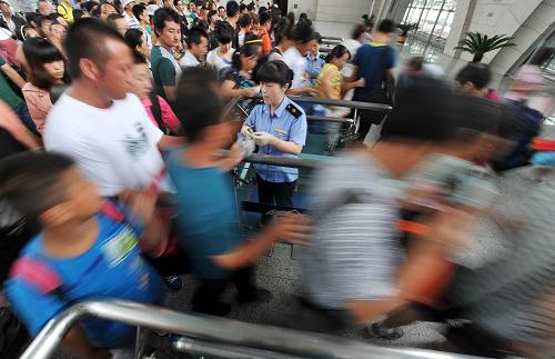 8月6日,旅客在寧夏銀川火車站檢票進(jìn)站。新華社記者 彭昭之 攝
