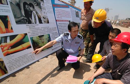6月24日,遼寧省錦州市公安局宣傳人員深入建筑工地向農(nóng)民工宣傳禁毒知識(shí)。在“6·26”國(guó)際禁毒日前夕,全國(guó)各地相關(guān)部門通過(guò)多種形式向社會(huì)各界群眾宣傳禁毒知識(shí),進(jìn)一步提高全民識(shí)毒、防毒、拒毒和禁毒意識(shí)。新華社發(fā)(李鐵成 攝)