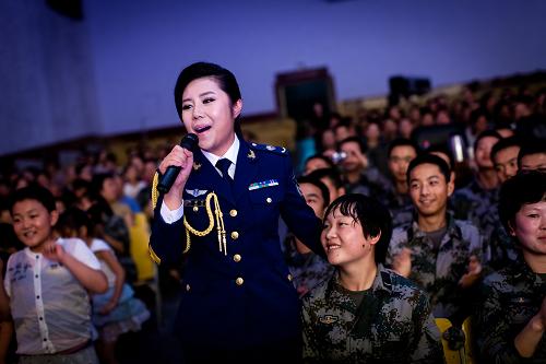 7月12日,空政文工團演員紀(jì)敏佳在蘭州軍區(qū)某部紅軍師與官兵聯(lián)歡。新華社記者 劉彬 攝