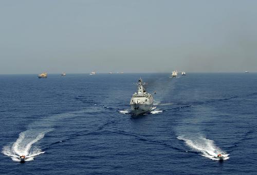 6月5日,在亞丁灣中部海域,中國海軍第五批護航編隊艦載小艇前出對“可疑目標”進行查證。 近日,中國海軍第五批護航編隊在亞丁灣中部海域展開了一場由護航艦艇、艦載直升機和特戰(zhàn)隊員參與的巡邏偵察、驅(qū)離查證可疑目標的聯(lián)合訓練。像這種兵種之間的聯(lián)合訓練和單兵之間的協(xié)同配合演練,護航編隊每月都要進行幾次。 新華社記者劉春暉攝