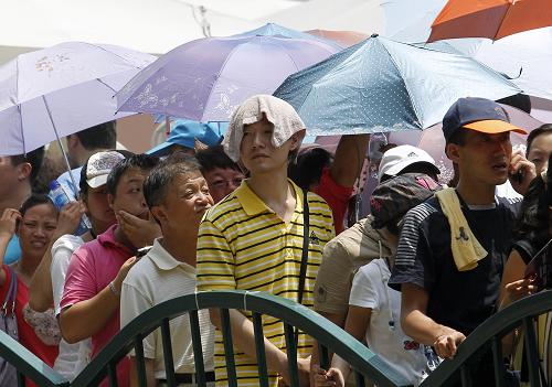 8月13日,游客在泰國館前排隊(duì)等待參觀。 當(dāng)日12時(shí)33分,上海中心氣象臺(tái)、世博氣象臺(tái)更新世博園區(qū)高溫橙色預(yù)警信號(hào)為高溫紅色預(yù)警信號(hào),提醒游客做好防暑降溫工作,合理安排參觀活動(dòng)。下午2點(diǎn)園區(qū)的最高溫度已經(jīng)達(dá)到40.7℃。 新華社記者劉穎攝
