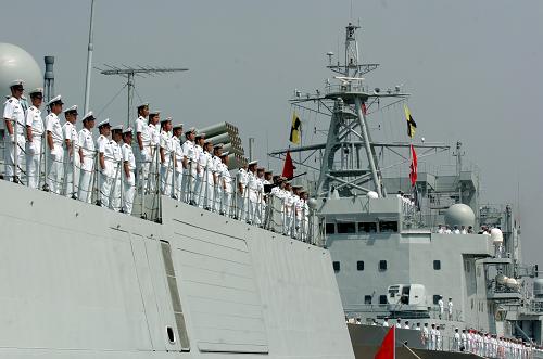7月16日,護(hù)航編隊官兵在甲板上列隊,準(zhǔn)備出發(fā)。新華社記者 郭剛 攝