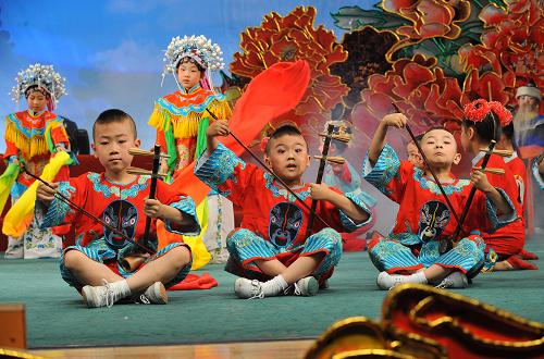 5月31日,陽(yáng)光藝術(shù)團(tuán)的小演員們演出歌舞《中國(guó)京劇真叫棒》。當(dāng)日,在雄壯的歌聲中,由中國(guó)兒童中心、中央人民廣播電臺(tái)、全國(guó)各地校外教育機(jī)構(gòu)共同開展的“我的祖國(guó)·我的家”愛國(guó)歌曲傳唱活動(dòng)在北京拉開了帷幕。在主場(chǎng)活動(dòng)之后,全國(guó)各地的愛國(guó)歌曲傳唱活動(dòng)將一直持續(xù)到國(guó)慶前夕。 新華社記者 何俊昌 攝