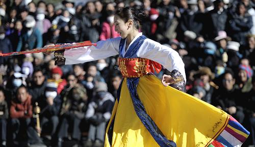 2月3日,演員在宗角祿康公園內(nèi)表演節(jié)目。大年初一,拉薩市宗角祿康公園內(nèi),來自西藏自治區(qū)歌舞團(tuán)、藏劇團(tuán)、話劇團(tuán)聯(lián)合舉辦一場大型文藝表演活動(dòng),以豐富節(jié)日期間廣大群眾的節(jié)日文化生活,營造歡樂、祥和的節(jié)日氣氛。新華社記者 普布扎西 攝