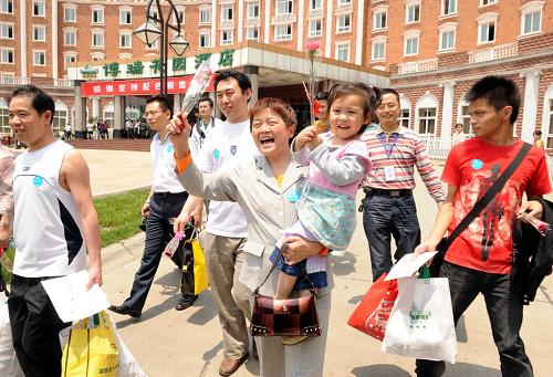 5月16日,解除醫(yī)學(xué)觀察的魏女士抱著孩子離開(kāi)賓館。新華社記者 陳?ài)?攝