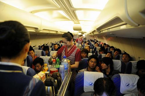 6月17日,撤出的中國公民搭乘包機回國。新華社記者 沙達提 攝