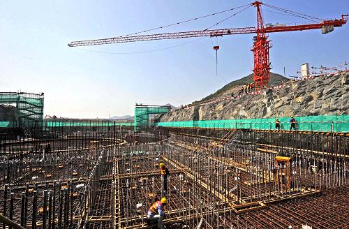 中核集團(tuán)三門(mén)核電項(xiàng)目一期工程1號(hào)機(jī)組核島基礎(chǔ)施工現(xiàn)場(chǎng)(3月15日攝)。中國(guó)首個(gè)第三代核電自主化依托項(xiàng)目——中核集團(tuán)三門(mén)核電項(xiàng)目一期工程1號(hào)核島澆筑第一罐混凝土準(zhǔn)備情況近日通過(guò)國(guó)家核安全局驗(yàn)收,此舉標(biāo)志著三門(mén)核電一期工程現(xiàn)場(chǎng)開(kāi)工準(zhǔn)備就緒。新華社記者譚進(jìn)攝