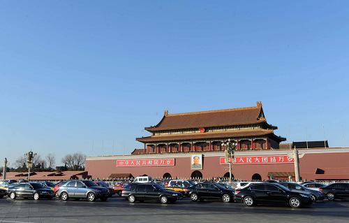 圖為機(jī)動(dòng)車在北京長安街上行駛(1月31日攝)。4月1日晚,北京市財(cái)政局通過其官方網(wǎng)站向社會(huì)公布了北京市的公車數(shù)量。數(shù)據(jù)顯示,截至2010年底,北京市黨政機(jī)關(guān)、全額撥款事業(yè)單位公務(wù)用車實(shí)有數(shù)為62026輛,其中市級(jí)公務(wù)車20288輛。這在全國尚屬首次。新華社記者 公磊 攝