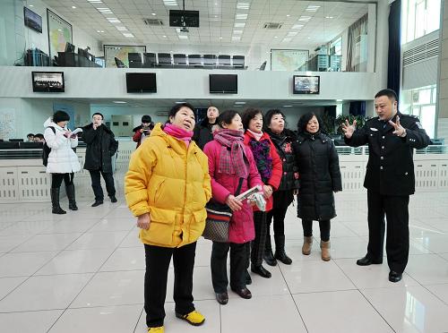 1月10日,民警為市民介紹110報(bào)警指揮中心的工作方式。新華社記者 張楠 攝