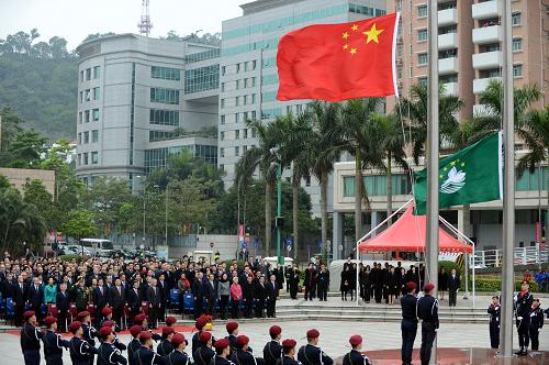 12月20日,澳門特別行政區(qū)政府在金蓮花廣場(chǎng)舉行隆重的升國(guó)旗、區(qū)旗儀式,慶祝澳門回歸祖國(guó)13周年。澳門特區(qū)行政長(zhǎng)官崔世安、中央人民政府駐澳門特區(qū)聯(lián)絡(luò)辦公室副主任李剛、外交部駐澳門特區(qū)特派員公署特派員胡正躍等嘉賓出席。新華社記者 張金加 攝