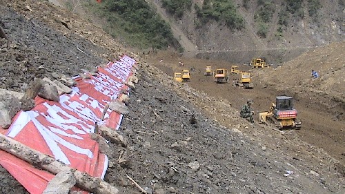 這是5月30日在四川唐家山堰塞湖拍攝的堰頂開挖場景。 當(dāng)日,唐家山堰塞湖泄流槽主體工程基本完成,施工人員將從31日8時(shí)開始陸續(xù)分批撤離。 新華社發(fā)(周向軍 攝)