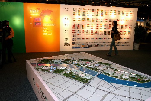 5月1日,市民在展廳里參觀。當(dāng)日,“中國2010年上海世博會展示中心”在上海淮海路商業(yè)街正式亮相。展示中心通過展板展示、實物展示和網(wǎng)絡(luò)、多媒體展示的方式,回顧中國與世博會的關(guān)系以及世博會的百年發(fā)展史,讓觀眾了解世博會的基本概況。展示中心將根據(jù)上海世博會的籌辦進展,每季度作一次內(nèi)容更新,使游客能從這里了解上海世博會的最新進展。