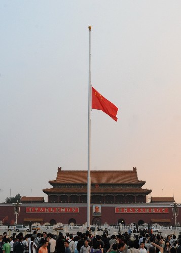 天安門廣場(chǎng)下半旗悼念遇難同胞 5月19日4時(shí)58分,北京天安門廣場(chǎng)在正常的升旗儀式后下半旗,以表達(dá)全國(guó)各族人民對(duì)四川汶川大地震遇難同胞的深切哀悼。 新華社記者 唐召明 攝