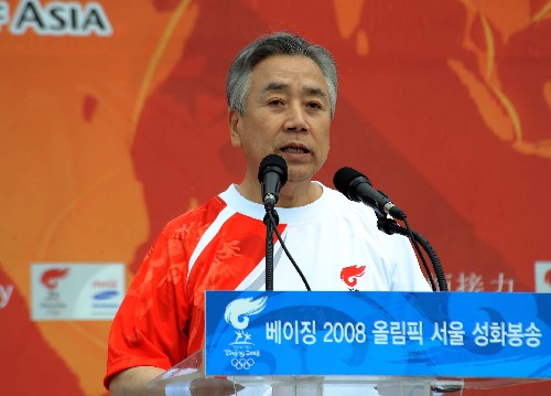 4月27日,韓國奧委會主席金正吉在起跑儀式上講話。當日,北京奧運圣火傳遞活動在韓國首爾舉行?!⌒氯A社記者周文杰攝