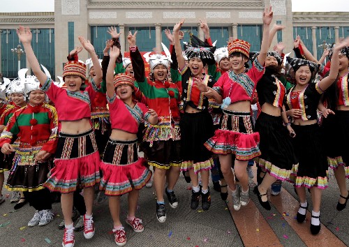 4月1日,廣西少數(shù)民族少女在南寧舉行的自治區(qū)成立50周年大慶活動全面啟動儀式上歡呼。 當日,廣西壯族自治區(qū)成立50周年大慶活動全面啟動儀式在南寧舉行。 新華社記者 周華 攝