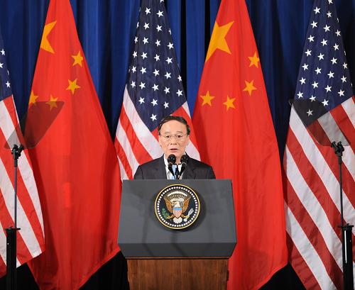 5月9日,第三輪中美戰(zhàn)略與經(jīng)濟(jì)對(duì)話在美國(guó)首都華盛頓開(kāi)幕。中國(guó)國(guó)家主席胡錦濤的特別代表國(guó)務(wù)院副總理王岐山、國(guó)務(wù)委員戴秉國(guó)與美國(guó)總統(tǒng)奧巴馬的特別代表國(guó)務(wù)卿希拉里·克林頓、財(cái)政部長(zhǎng)蒂莫西·蓋特納共同主持對(duì)話。 新華社記者 王豐豐 攝