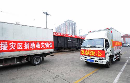 10月18日,中央國家機(jī)關(guān)捐贈給四川汶川地震災(zāi)區(qū)的抗震救災(zāi)物資在北京廣安門貨運(yùn)站準(zhǔn)備起運(yùn)。新華社記者 陳樹根 攝