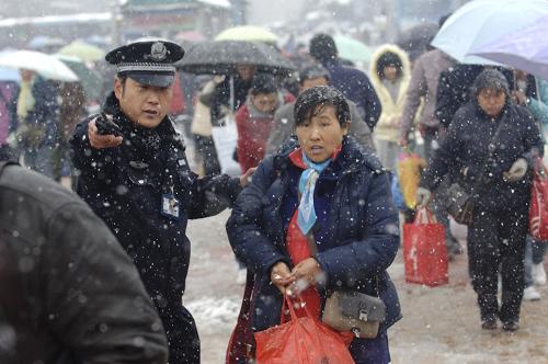 11月16日,合肥火車站派出所一位民警在引導(dǎo)旅客進站候車。從11月15日晚起,安徽大部普降大雪,局部地區(qū)出現(xiàn)暴雪。11月16日,安徽合肥仍持續(xù)大到暴雪,造成部分客運班車停運,合肥駱崗機場被迫關(guān)閉。目前,鐵路、交通、環(huán)衛(wèi)等部門正積極行動,做好除雪工作。新華社記者 李健 攝