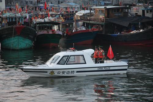 7月13日,海南三亞港邊防派出所的民警在港口巡邏,提醒漁民做好防臺(tái)風(fēng)工作。目前,為應(yīng)對(duì)即將到來(lái)的臺(tái)風(fēng)“康森”,海南漁船紛紛回港避風(fēng)。據(jù)氣象部門(mén)預(yù)測(cè),今年第2號(hào)臺(tái)風(fēng)“康森”將于7月14日進(jìn)入南海東部海面,15日開(kāi)始將逐漸影響海南西沙群島、海南東部和南部海面。新華社發(fā)(李柳清 攝)