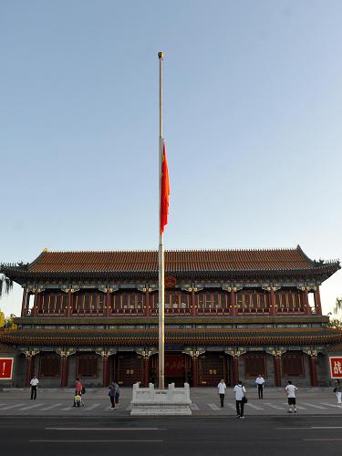 8月15日,位于北京的新華門下半旗志哀。為表達(dá)全國(guó)各族人民對(duì)甘肅舟曲特大山洪泥石流遇難同胞的深切哀悼,國(guó)務(wù)院決定,2010年8月15日舉行全國(guó)哀悼活動(dòng),全國(guó)和駐外使領(lǐng)館下半旗志哀,停止公共娛樂活動(dòng)。新華社記者 羅曉光 攝