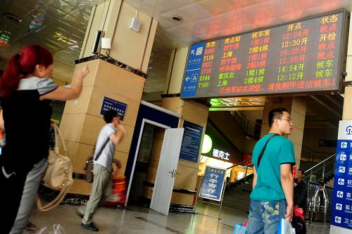 8月7日,旅客在蘭州火車站查詢列車時(shí)刻信息。新華社記者 聶建江 攝