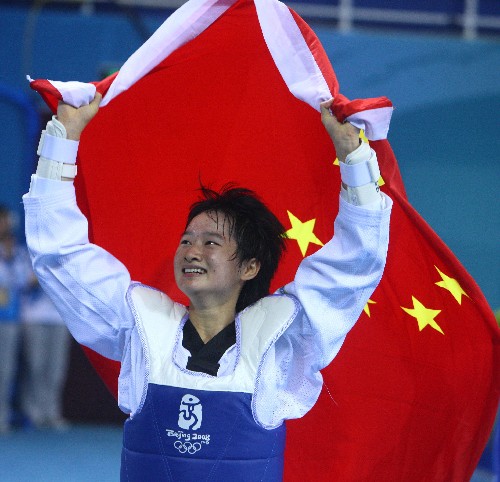 8月20日,中國(guó)選手吳靜鈺在北京奧運(yùn)會(huì)跆拳道女子49公斤級(jí)冠亞軍決賽中戰(zhàn)勝泰國(guó)選手貝德蓬,獲得金牌。這是吳靜鈺在慶祝勝利。 新華社記者邢廣利攝
