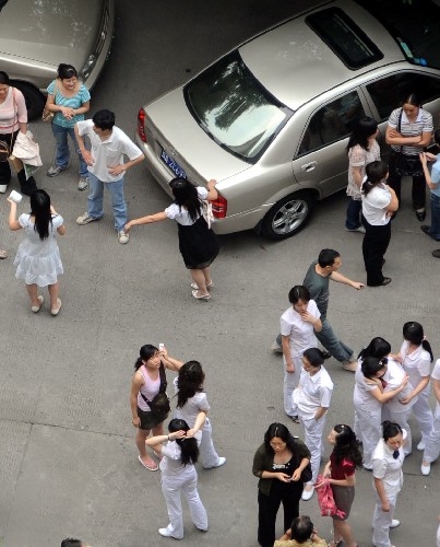 5月12日,成都震感強(qiáng)烈,成都市民在街上躲避。 據(jù)國家地震臺(tái)網(wǎng)測(cè)定,北京時(shí)間5月12日14時(shí)28分,在四川汶川縣發(fā)生7.6級(jí)地震。 新華社記者陳燮攝