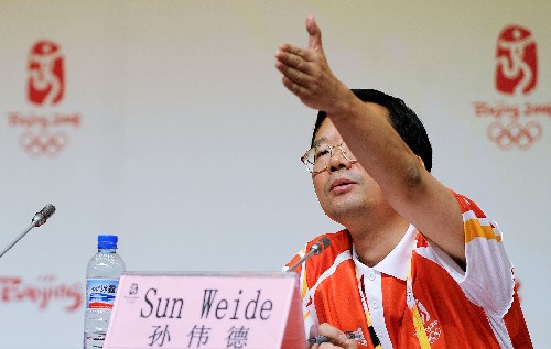 8月1日,北京奧組委新聞宣傳部副部長孫偉德在新聞發(fā)布會上請媒體記者提問。當(dāng)日,孫偉德在北京奧運(yùn)會主新聞中心舉行的新聞發(fā)布會上說:“北京奧組委已就韓國SBS電視臺未經(jīng)授權(quán)播放北京奧運(yùn)會開幕式彩排部分片段的做法提出嚴(yán)正交涉,對他們的這一做法表示強(qiáng)烈不滿,要求SBS電視臺從中吸取教訓(xùn),嚴(yán)格遵守奧運(yùn)會報道的有關(guān)慣例,不要做有悖于新聞職業(yè)道德的事情。” 新華社記者鄒崢攝