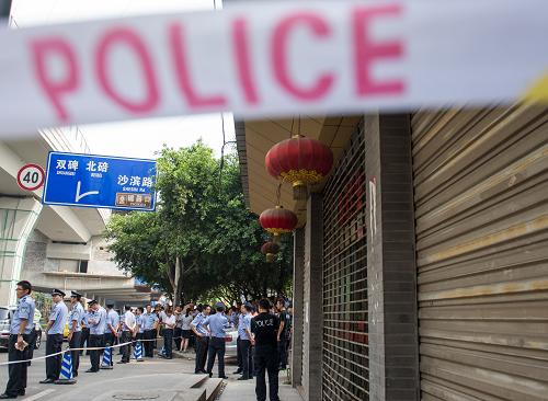 8月14日,在重慶沙坪壩區(qū)童家橋,警方封鎖現(xiàn)場(chǎng)。當(dāng)日6時(shí)50分,在公安部統(tǒng)一指揮下,經(jīng)過(guò)重慶等地公安機(jī)關(guān)連續(xù)數(shù)日艱苦奮戰(zhàn),犯下累累罪行的公安部A級(jí)通緝犯周克華在重慶沙坪壩區(qū)童家橋被公安民警成功擊斃。至此,蘇湘渝系列持槍搶劫殺人案件成功告破。新華社記者 陳誠(chéng) 攝