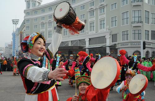 2月16日,市民在黑龍江省哈爾濱市防洪紀(jì)念塔廣場扭秧歌。當(dāng)日,黑龍江省哈爾濱市舉行元宵節(jié)秧歌舞蹈大賽,近千名普通市民穿上節(jié)日盛裝,組成30余支秧歌舞蹈隊(duì),載歌載舞迎接元宵佳節(jié)。新華社發(fā)(張清云 攝)