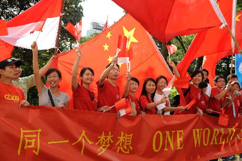 4月22日,中國留學(xué)生沿途歡迎圣火。當日,北京奧運會圣火傳遞活動在印度尼西亞雅加達舉行。這是北京奧運會圣火境外傳遞的第十四站。 新華社記者周文杰攝