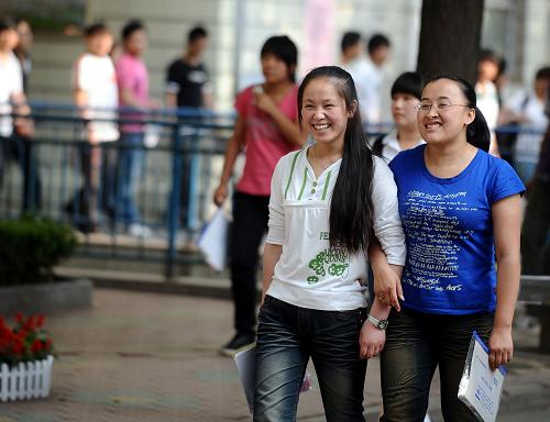 6月8日,在山西省長(zhǎng)治市第九中學(xué)考點(diǎn),考生走出考場(chǎng)。當(dāng)日,全國(guó)大部分地區(qū)2009年全國(guó)普通高校招生全國(guó)統(tǒng)一考試結(jié)束。
