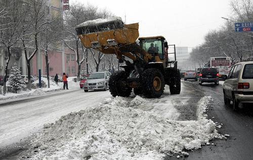 3月15日,牡丹江市環(huán)衛(wèi)部門的鏟雪車在街頭清除積雪。新華社發(fā)(莊文斌 攝)