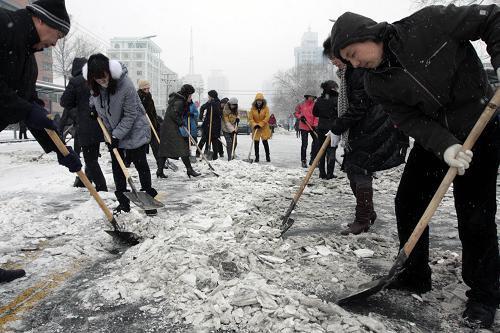 3月15日,牡丹江市民走上街頭清除路面積雪。新華社發(fā)(莊文斌 攝)