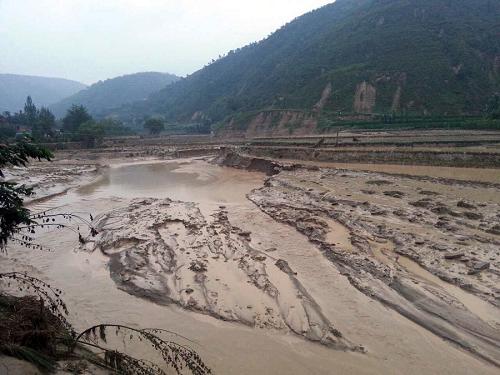 7月15日,甘肅省慶陽(yáng)市環(huán)縣樊家川鄉(xiāng)由于連日強(qiáng)降雨引發(fā)山洪災(zāi)害,目前已造成6人失蹤、2人死亡、1人重傷。7月14日17時(shí)許,環(huán)縣開(kāi)始出現(xiàn)陣雨,局地出現(xiàn)強(qiáng)降水,造成6個(gè)村、1020戶、6300多人受災(zāi)。 據(jù)悉,由解放軍、武警、公安消防及當(dāng)?shù)馗刹咳罕娊M成的救援力量已經(jīng)打通了通往重災(zāi)村的通道,正在沿著河道搜尋被困和失蹤人員。 這是被洪水沖毀的農(nóng)田(7月15日攝)。 新華社發(fā)(李鵬博 攝)