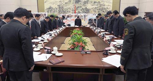 4月21日,中共中央政治局委員、國務(wù)院副總理、國務(wù)院抗震救災(zāi)總指揮部總指揮回良玉在北京主持召開國務(wù)院抗震救災(zāi)總指揮部會議。會議開始前,國務(wù)院抗震救災(zāi)總指揮部成員肅立默哀,表達(dá)對玉樹地震遇難同胞的深切哀悼。 新華社記者 張鐸 攝