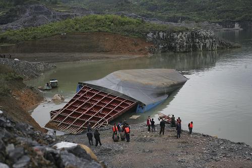 4月21日在湖北省巴東縣水布埡鎮(zhèn)顧家坪碼頭拍攝的滾裝船側(cè)翻事故現(xiàn)場(chǎng)。當(dāng)日5時(shí)30分左右,湖北省巴東縣境內(nèi)清江上一艘滾裝船發(fā)生側(cè)翻,導(dǎo)致船上14輛貨車(chē)落水。截至21日13時(shí),共有13人獲救,仍有10人下落不明。新華社發(fā)(王永勝 攝)
