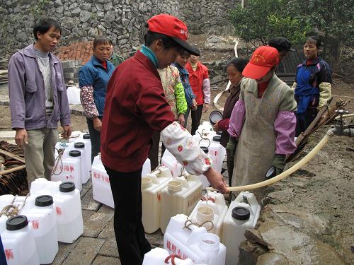 2月6日,廣西東蘭縣田洞村群眾在政府設(shè)立的臨時(shí)集中供水點(diǎn)取水。 新華社發(fā)(韋永重 攝)
